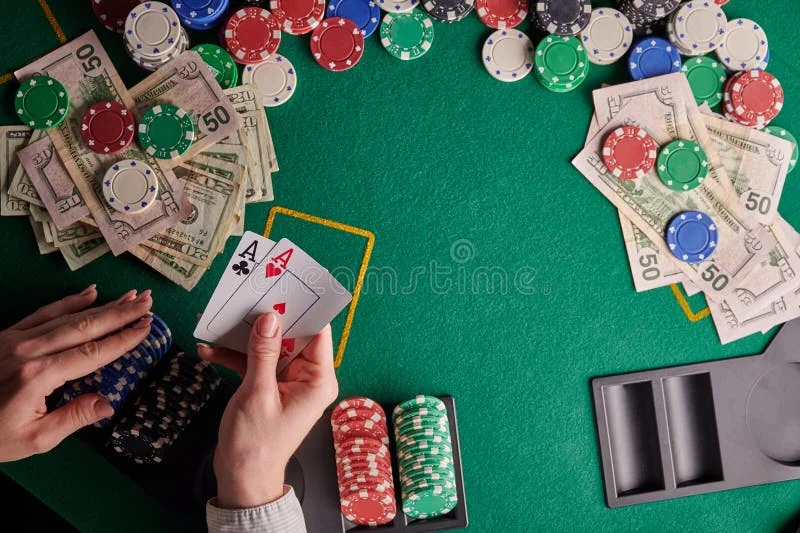Layar permainan bertema dengan elemen ruang bingo