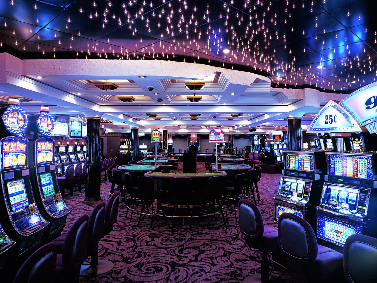 Kartu angka dan suasana permainan bingo pada layar digital